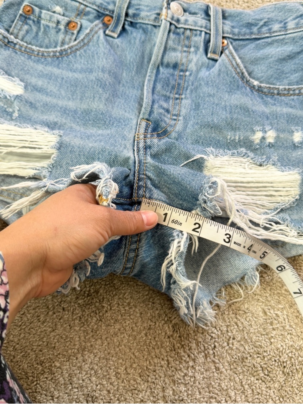 Levi’s Women’s 501 Original Fit High Rise Jean Short Distressed in Med Wash 24 - Picture 10 of 11